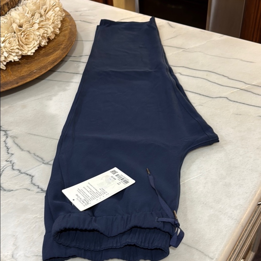 Lulu lemon NWT on the fly cropped woven navy pant